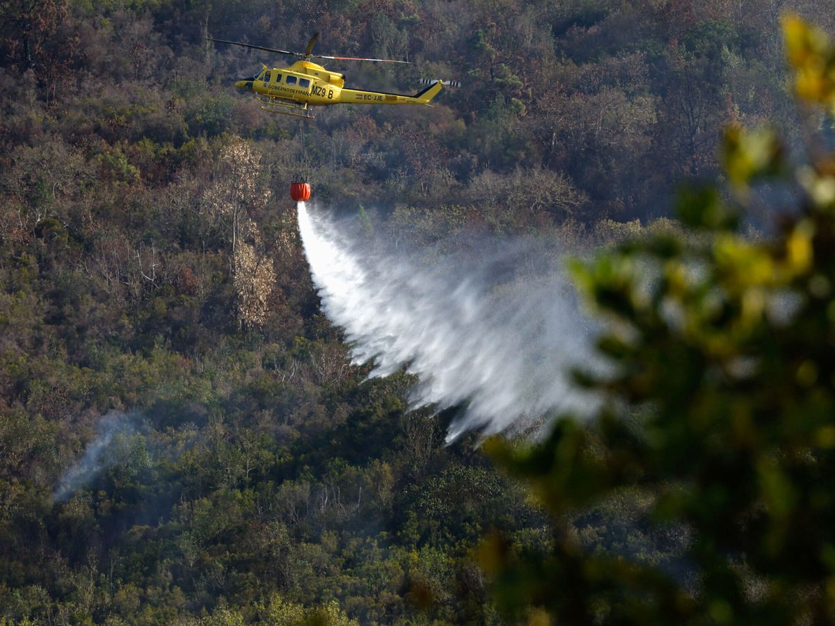 Foto: Un helicóptero lanza agua sobre el incendio en Santa Úrsula. (Reuters/Borja Suárez)