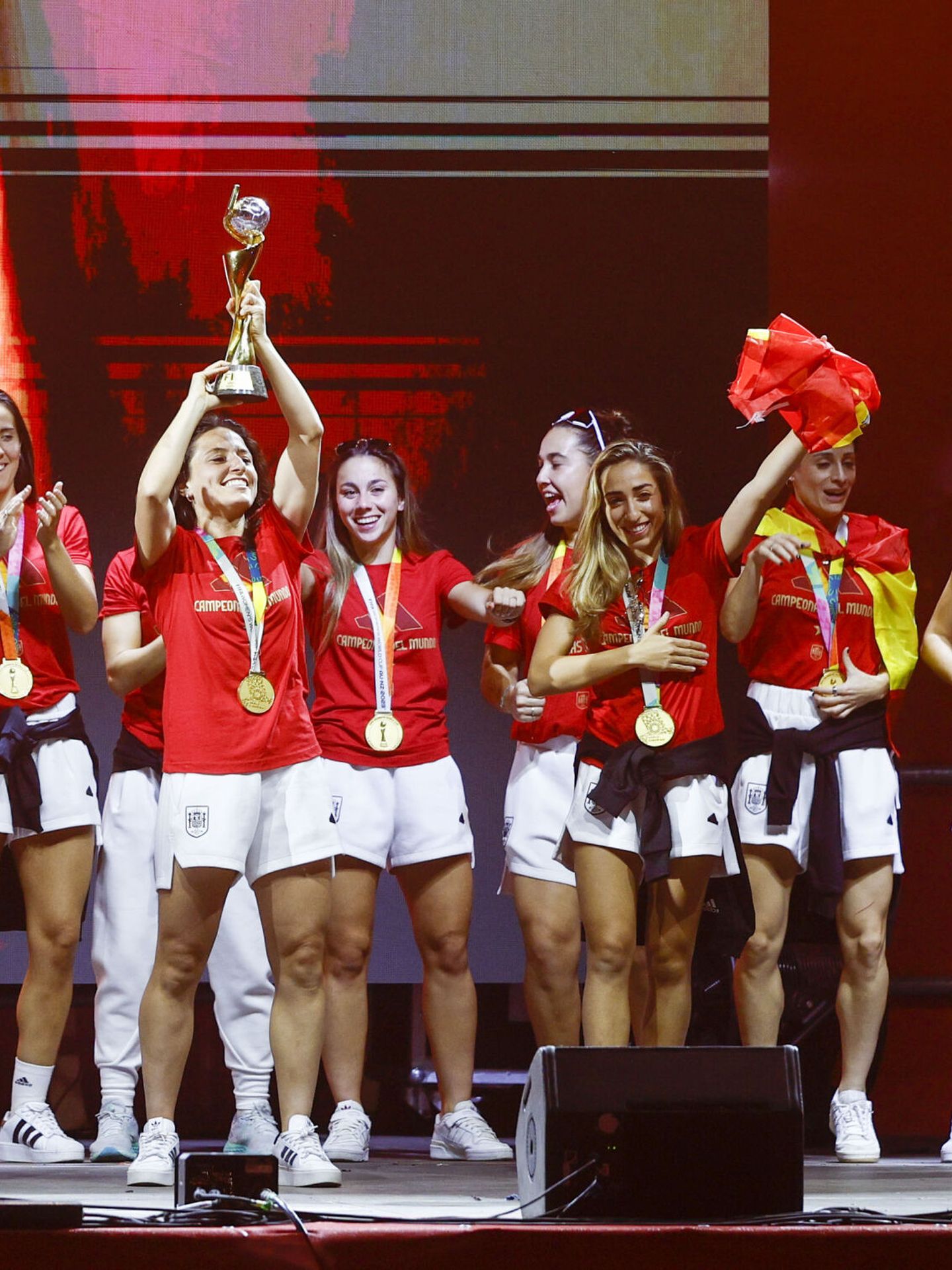 La capitana de la selección española femenina de fútbol, Ivana Andrés, junto a sus compañeras. (EFE/Rodrigo Jiménez) 