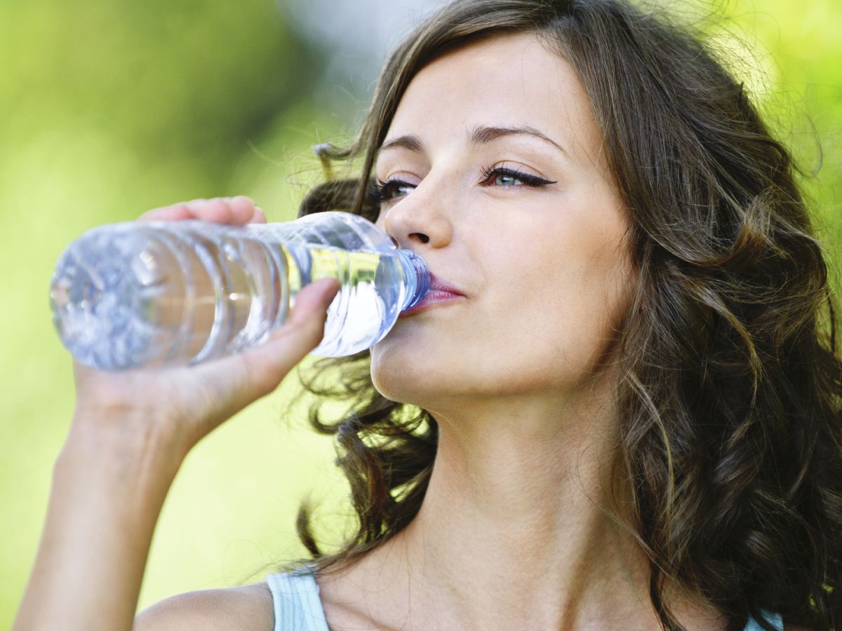 Beber agua con gas, ¿por qué hay quien dice que es malo para la salud?