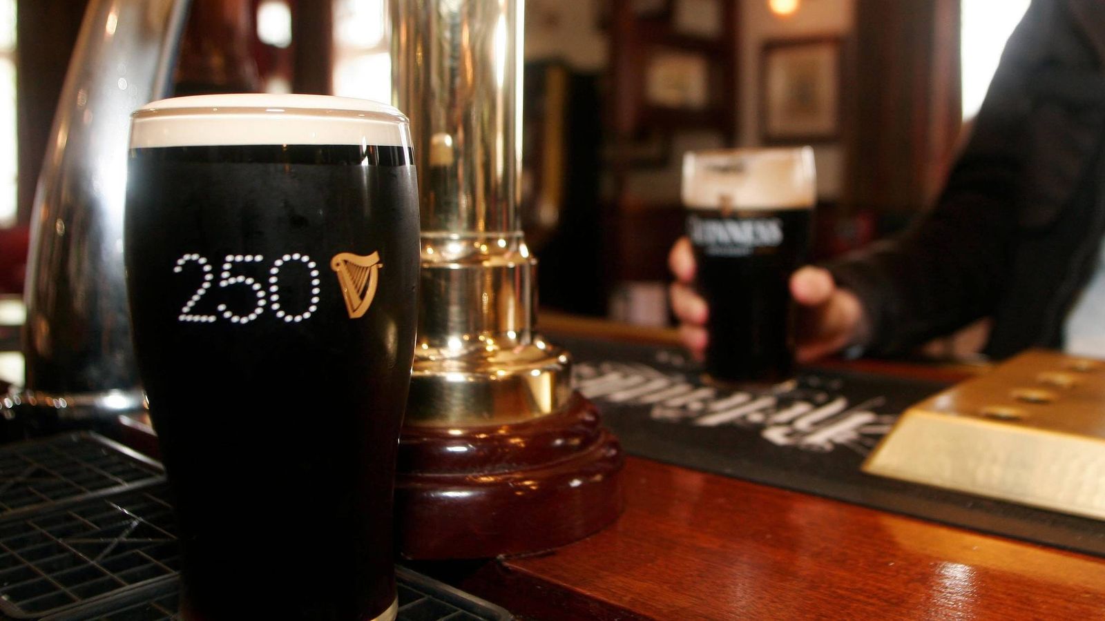 Foto: Pinta de cerveza Guinness con una decoración especial por el 250 aniversario de la firma. (EFE)