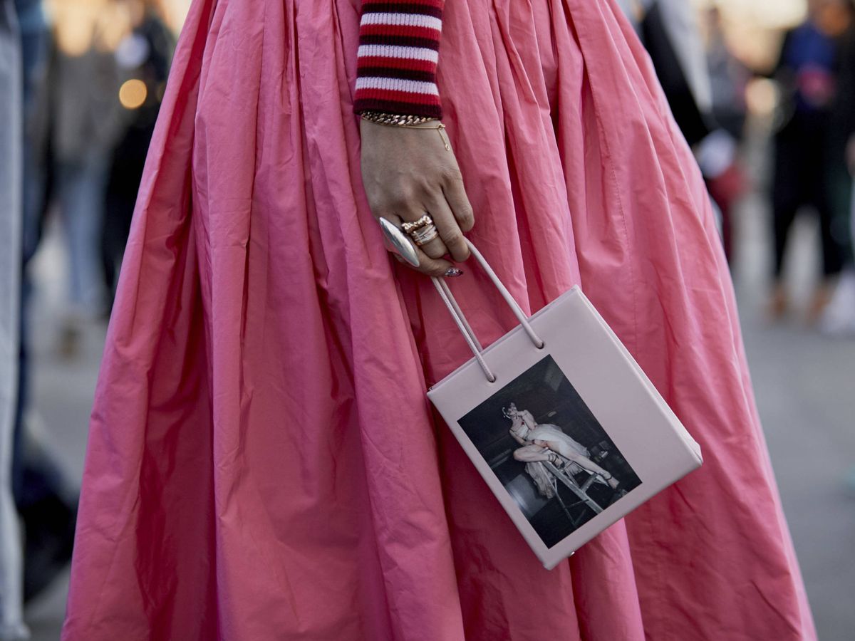 Foto: Los bolsos son las piezas artísticas más veneradas a pie de calle. (Imaxtree)
