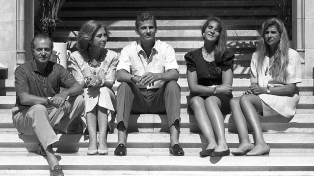 El rey Juan Carlos, junto a la reina Sofía, el entonces príncipe Felipe, la infanta Elena y la infanta Cristina, en el verano de 1990. (EFE)