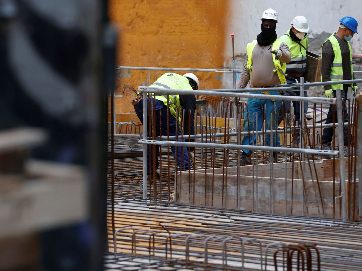 Foto: Una cuadrilla de obreros trabaja en un edificio del centro de Madrid. (EFE/Mariscal)