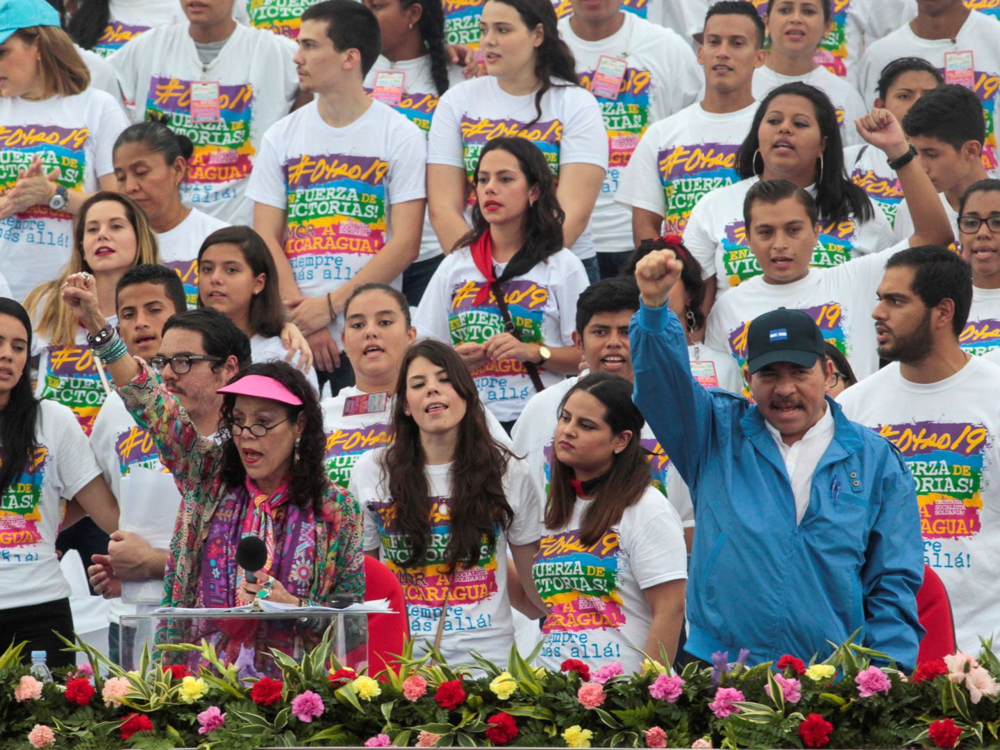 Daniel Ortega y Rosario Murillo saludan a sus partidarios en un acto de celebración de la Revolución Sandinista, en julio de 2016 (Reuters)
