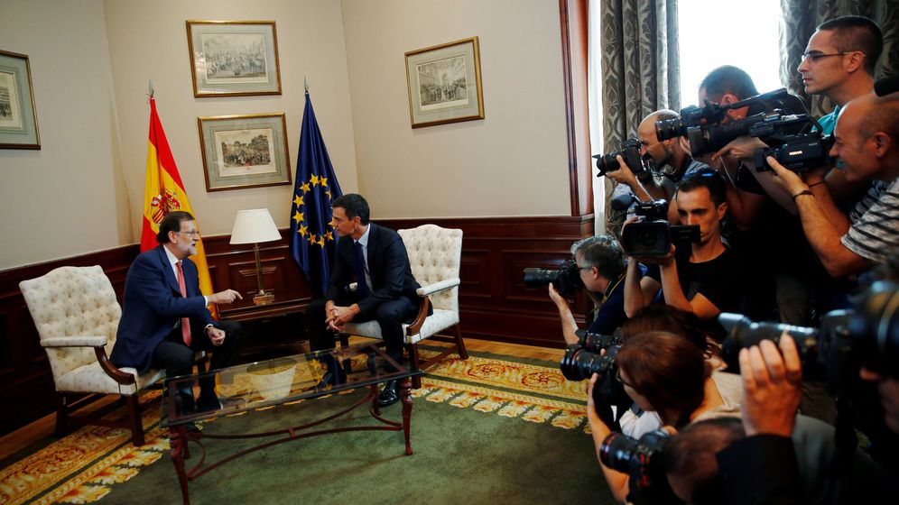 Foto: El presidente en funciones, Mariano Rajoy, y el líder del PSOE, Pedro Sánchez, se reunieron hace días en el Congreso. (Reuters)