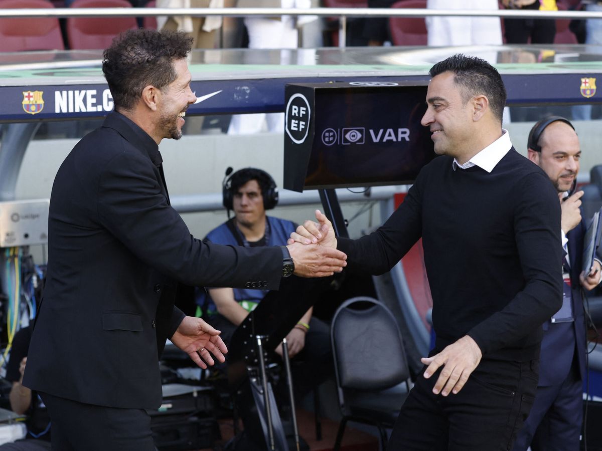 Foto: Simeone y Xavi se saludan en el Camp Nou (REUTERS/Albert Gea).