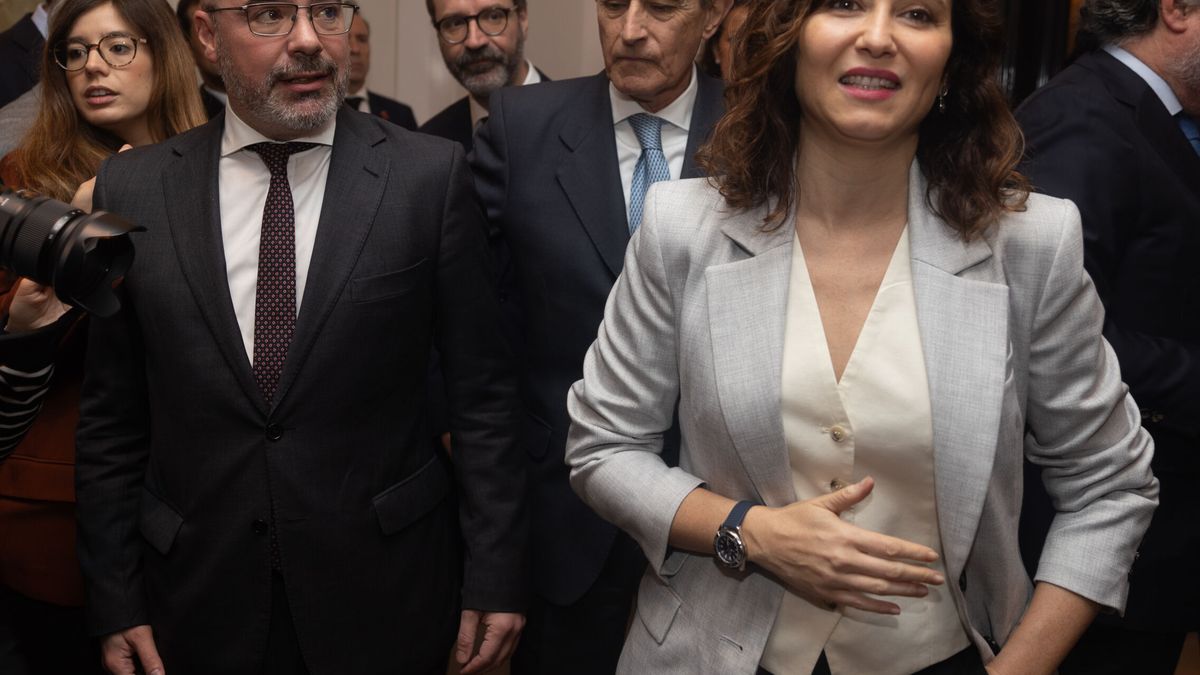 Ayuso y el delegado del Gobierno escalan la crisis institucional en Madrid por la inmigración