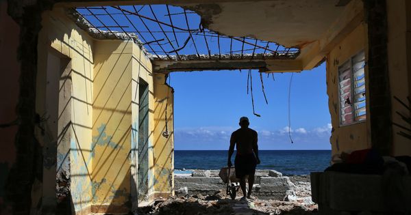 Foto: Un hombre recoge escombros de las ruinas de su casa en el poblado de Cojímar, en La Habana, una semana después del paso del huracán Irma. (EFE)