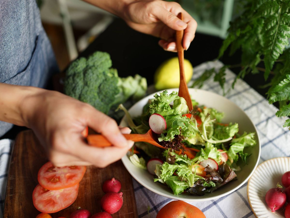 Foto: Estas son las verduras y frutas con más magnesio para prevenir la osteoporosis. (iStock)