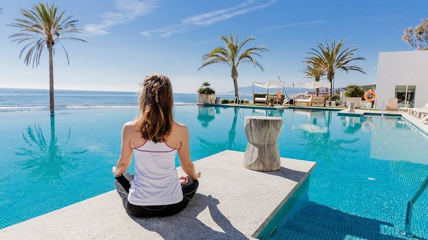 Yoga en el beach club Estrella del Mar del Vincci Hotel de Marbella.