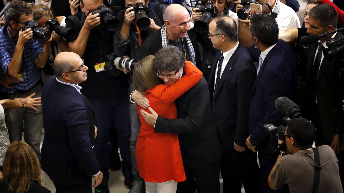 Carles Puigdemont se abraza con la presidenta del Parlament, Carme Forcadell. (EFE)