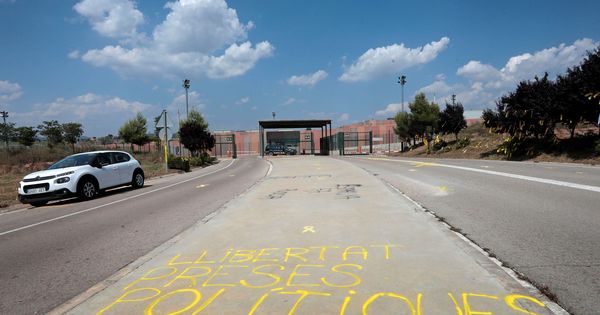 Foto: Accesos, desde la C-55, al centro penitenciario de Lledoners. (EFE)