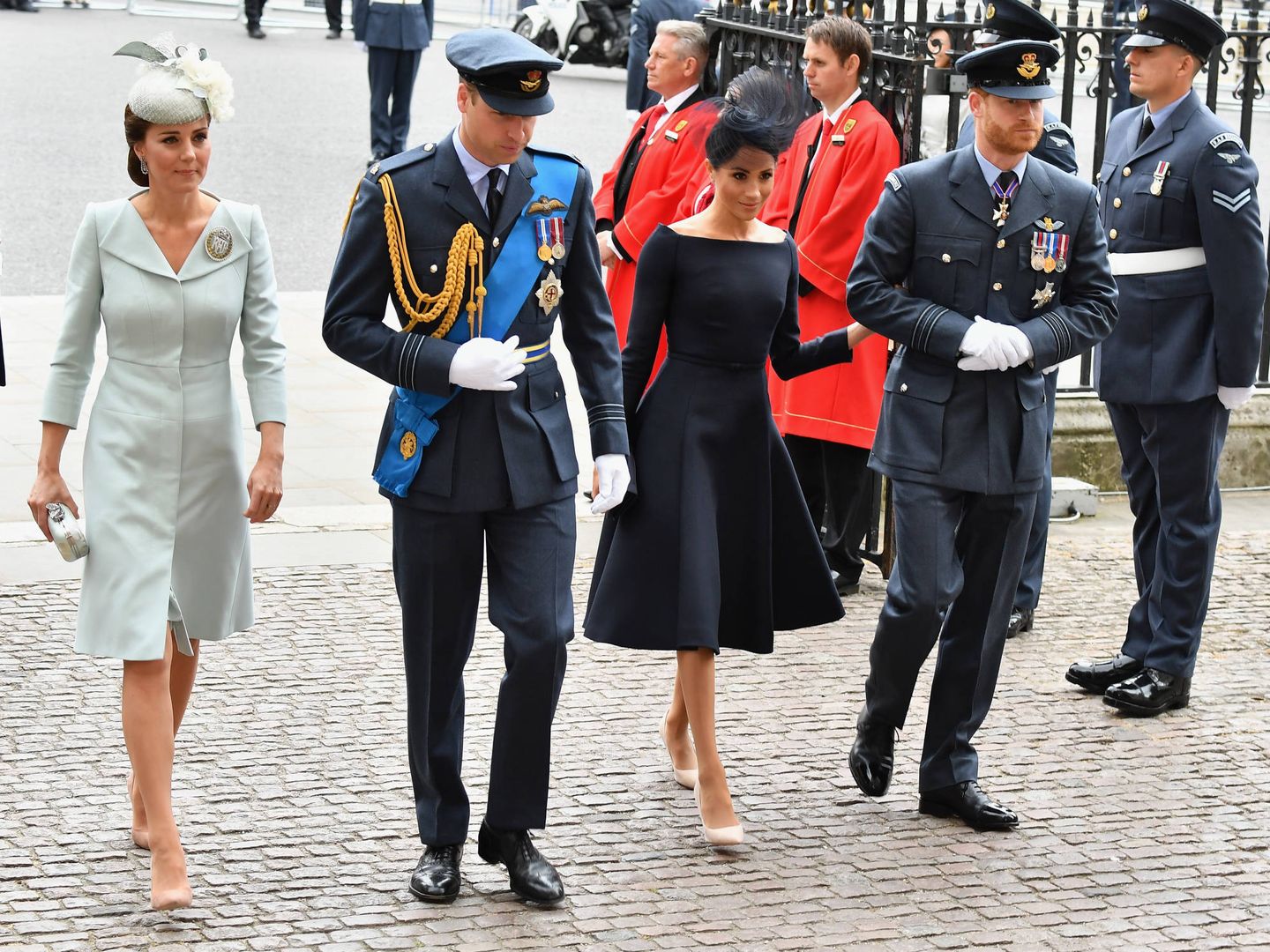 La duquesa de Cambridge y la de Sussex con los príncipes Guillermo y Harry en los actos del centenario de las Fuerzas Armadas británicas. (Getty)