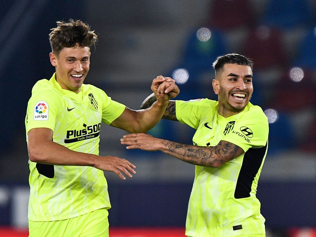Foto: Llorente y Correa celebran un gol frente al Levante. (Reuters)