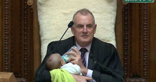 Foto: El presidente del Parlamento, Trevor Mallard, alimentando al bebé (Reuters)