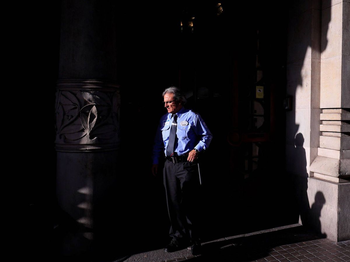 Foto: Un agente de seguridad en Barcelona. (Reuters/Juan Medina)