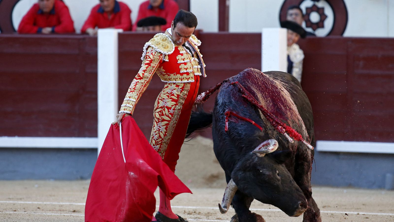 Foto: El torero valenciano Enrique Ponce da un pase de muleta a su primer toro. (EFE)