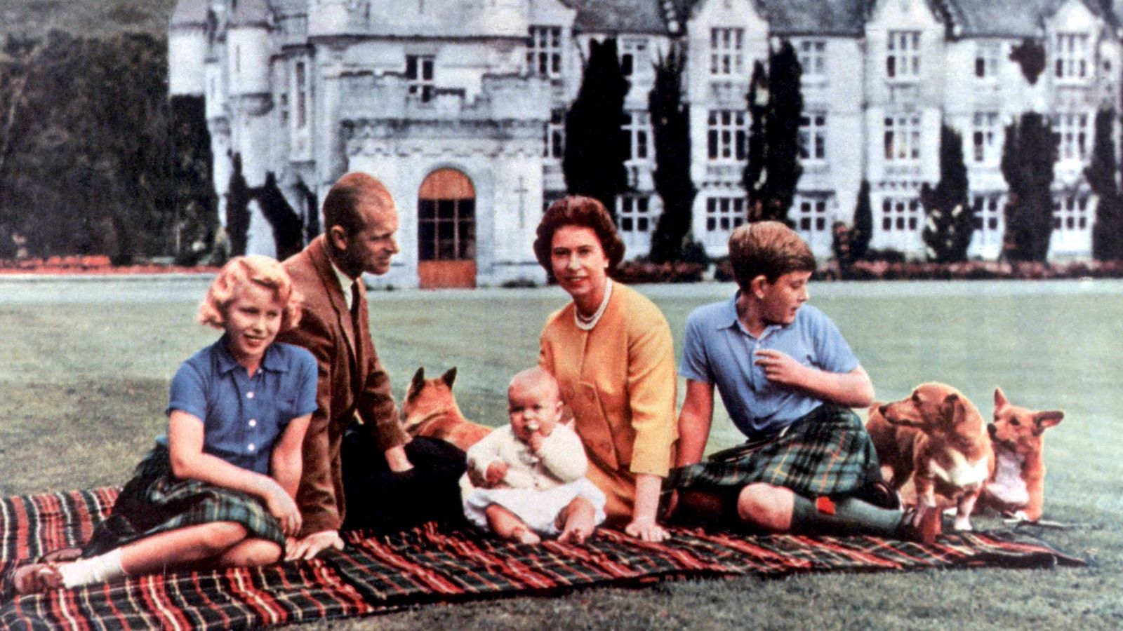 La reina Isabel, el duque de Edimburgo y los príncipes Carlos, Ana y Andrés, en Balmoral. (Cordon Press)