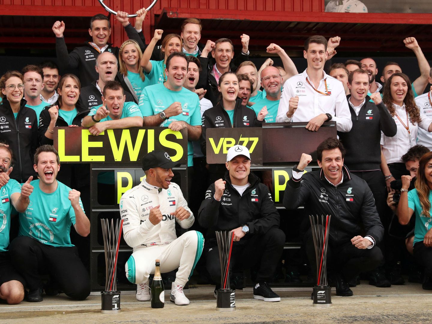 De izquierda a derecha en la fila delantera: Hamilton, Bottas y Wolff tras el GP de España. (Reuters)