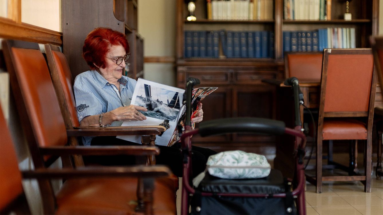 Foto: Una de las residentes del centro de mayores de Arcos de Jalón leyendo una revista. (J. I. R.)