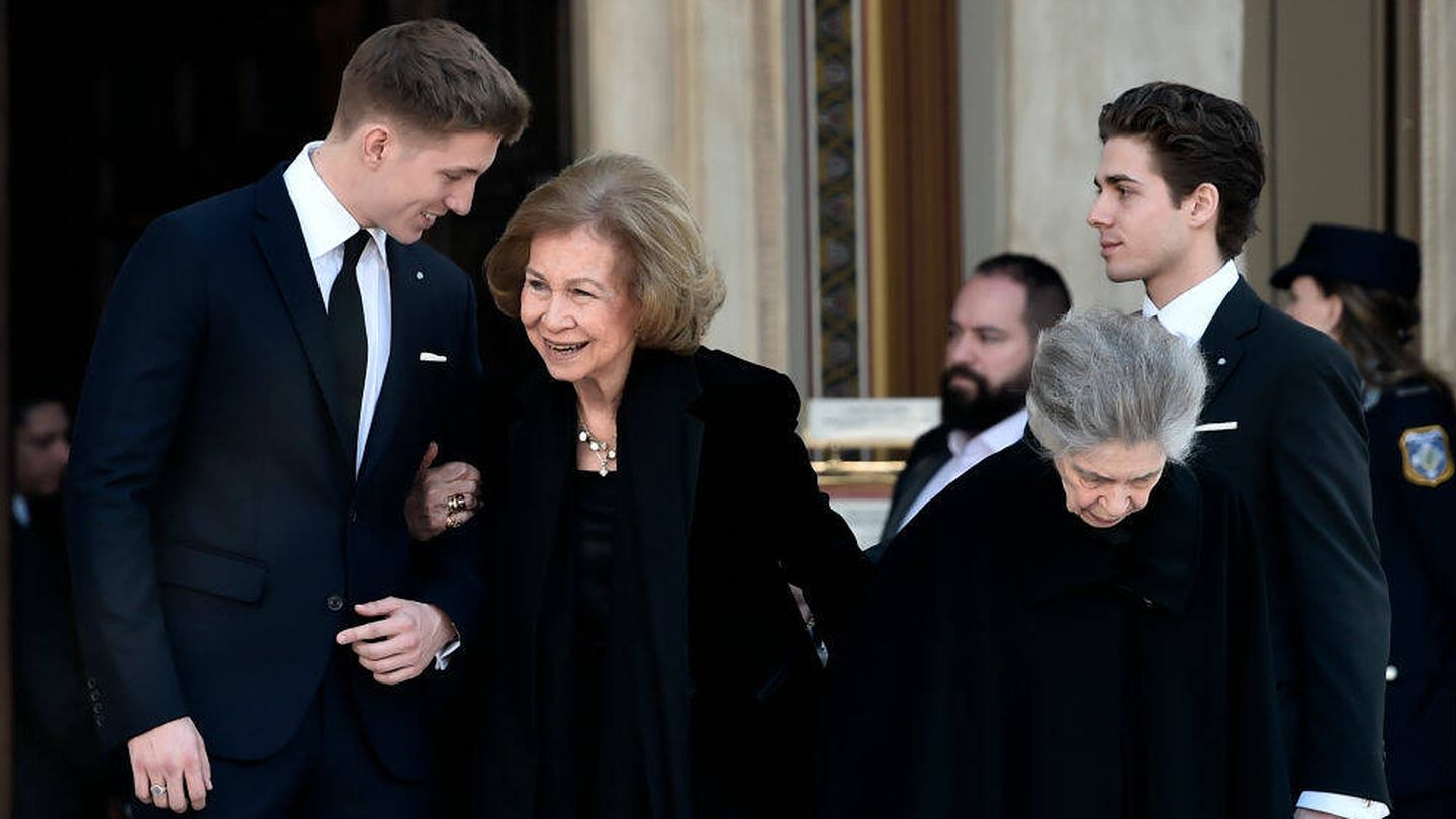 El príncipe Tino de Grecia, cogido del brazo de la reina Sofía, su tía abuela. (Getty/Milos Bicansk)