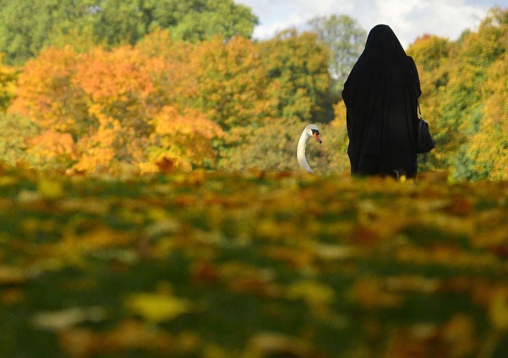 Foto: Una mujer musulmana pasea por Hyde Park, en el centro de Londres (Reuters).
