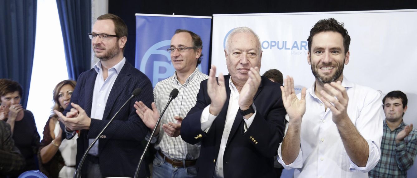 Los ministros, de Sanidad, Alfoso Alonso, y de Exteriores, José Manuel García-Margallo, junto a los líderes vascos, Javier Maroto y Borja Sémper. (Efe)
