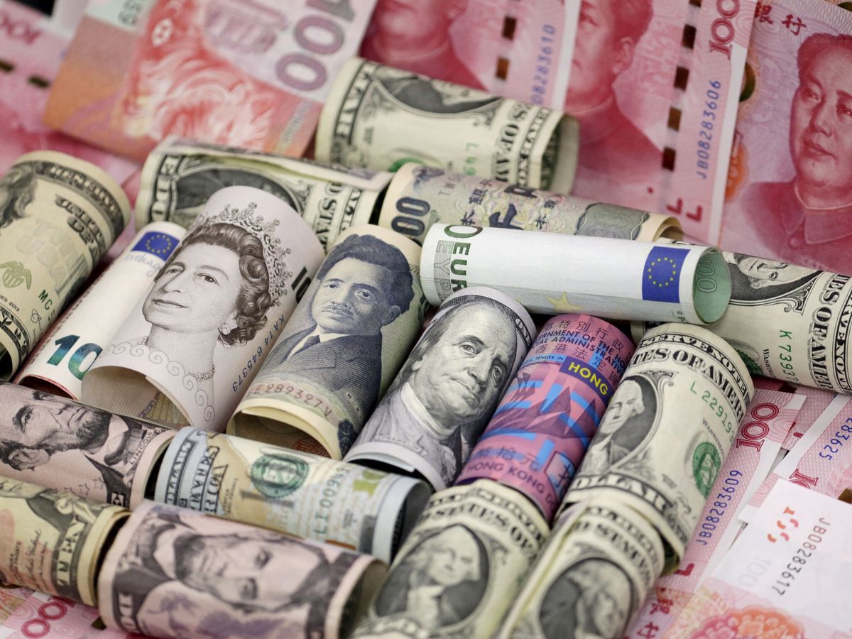Foto: Billetes de euro, dólar de Hong Kong, dólar estadounidense, yen japonés, libra esterlina y 100 yuanes chinos, en esta ilustración de Pekín. (Reuters/Jason Lee)