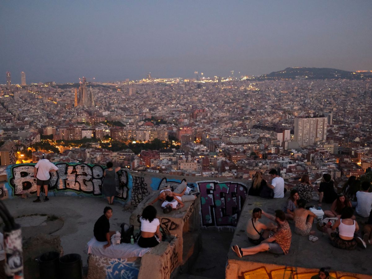 Foto: Jóvenes y turistas en Barcelona. (Reuters)