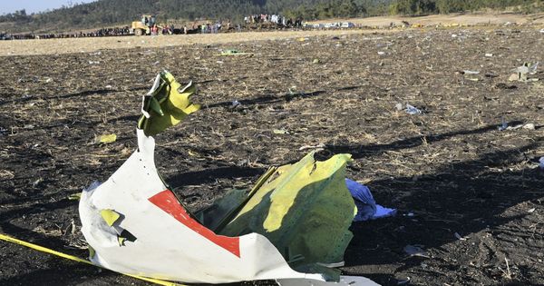 Foto: Un pedazo del Boeing 737 MAX 8 del avión de Ethiopia Airlines en el lugar del accidente. (Reuters)