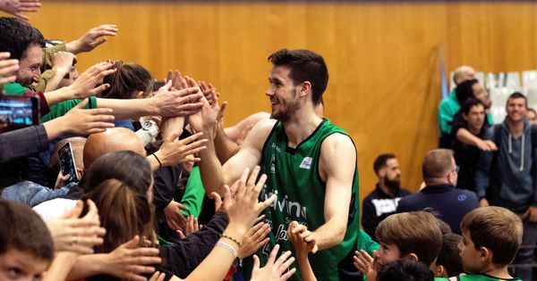 Foto: Xabi López-Arostegui celebra con los aficionados la victoria ante el Valencia Basket. (EFE)