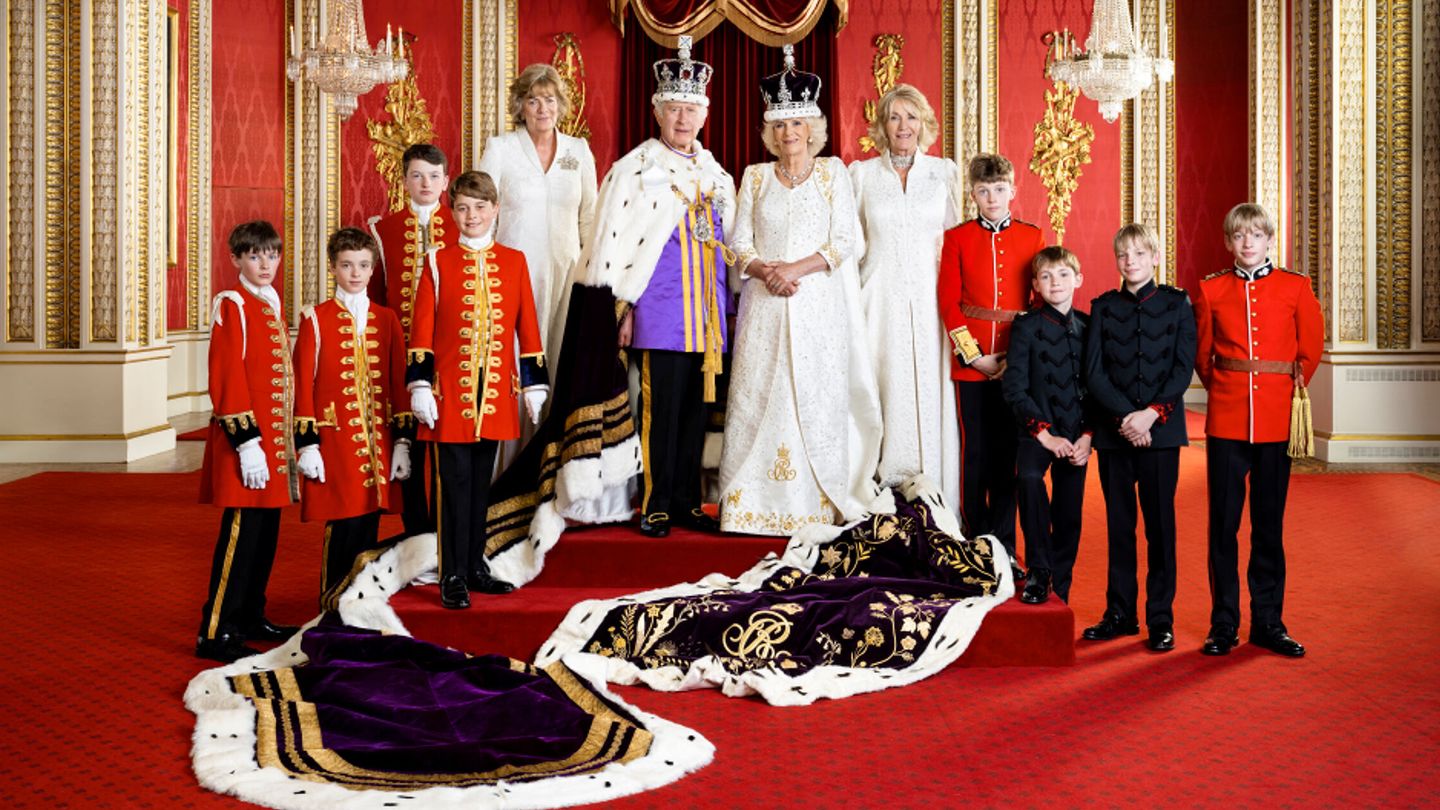 La foto de los reyes tras la coronación con tres de los nietos de Camila. (Reuters)