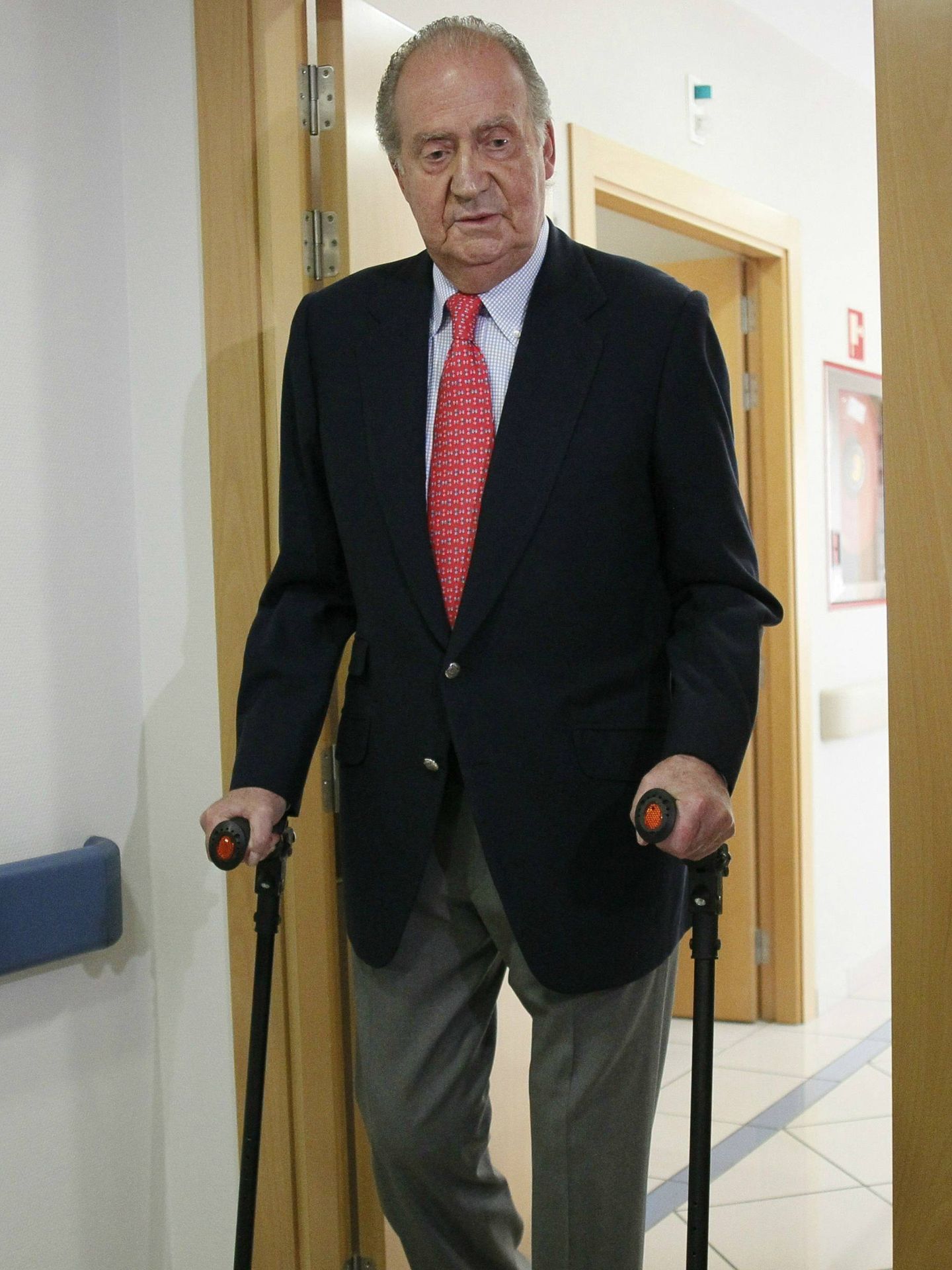 El rey Juan Carlos, tras su operación de cadera al volver de Botsuana. (Getty) 