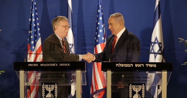 Foto: John Bolton estrecha la mano del primer ministro israelí Benjamin Netanyahu en Jerusalén. (EFE)