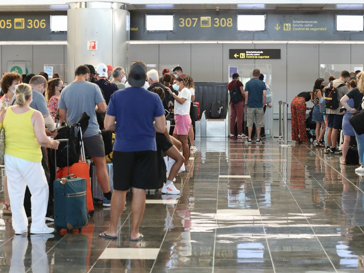 Foto: Turistas en el aeropuerto de Gran Canaria. (EFE/Elvira Urquijo)