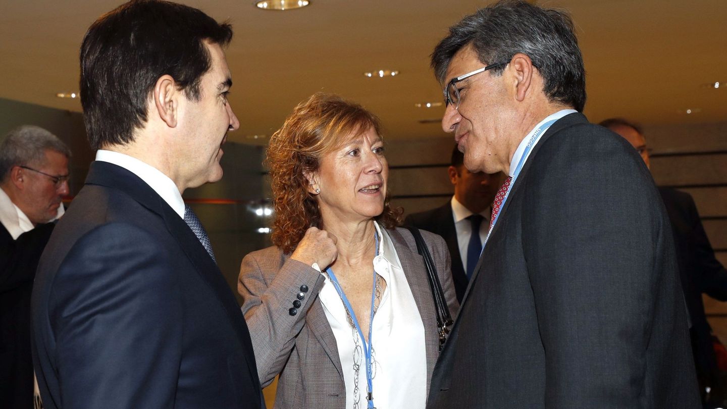 La subgobernadora del Banco de España, Margarita Delgado (c), el presidente del BBVA, Carlos Torres (i), y el consejero delegado del Santander, José Antonio Álvarez (d). (EFE)