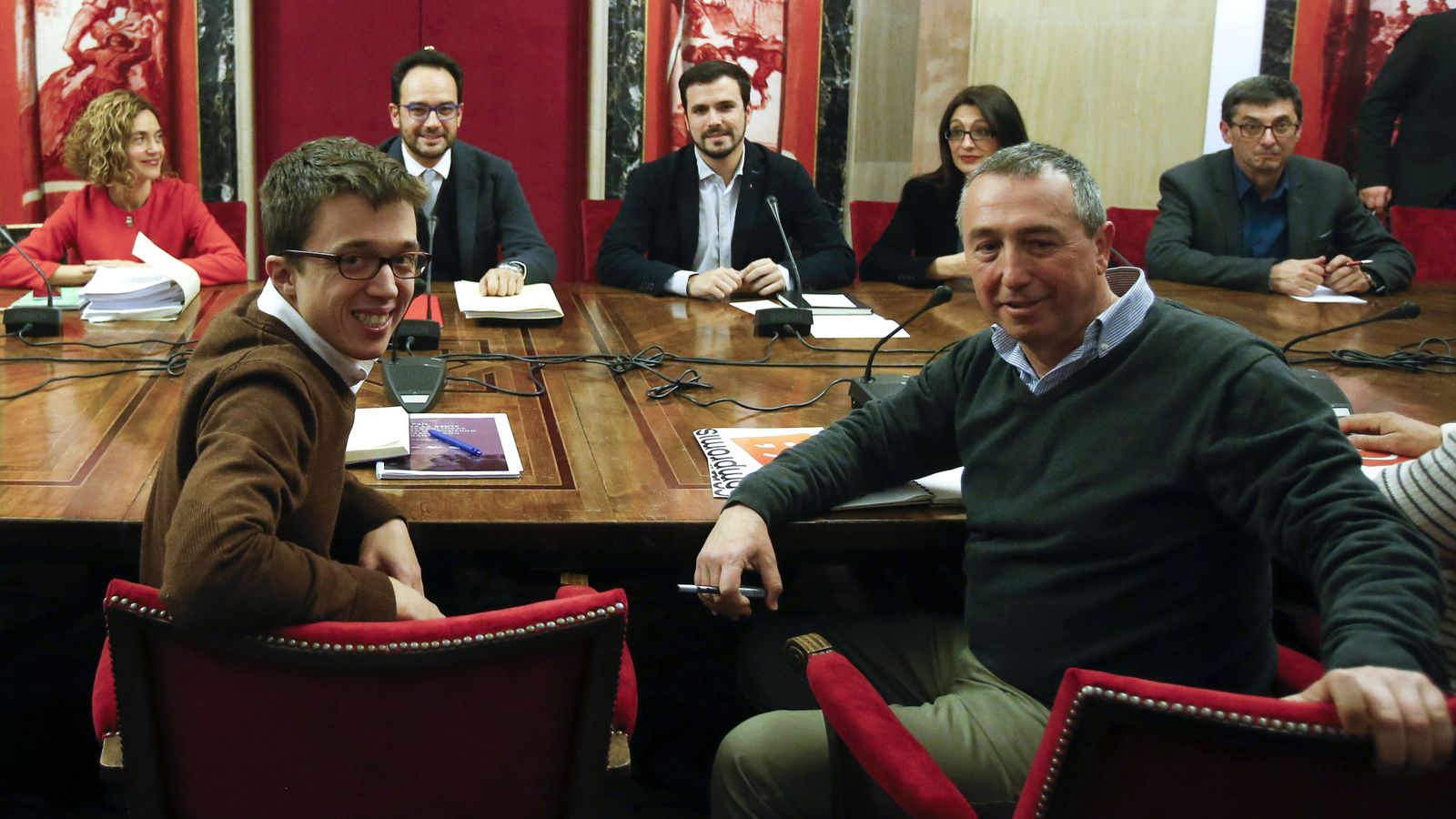 Foto: Íñigo Errejón, Joan Baldoví, Antonio Hernando y Alberto Garzón, este lunes 22 de febrero en la sala Sert del Congreso. (EFE)