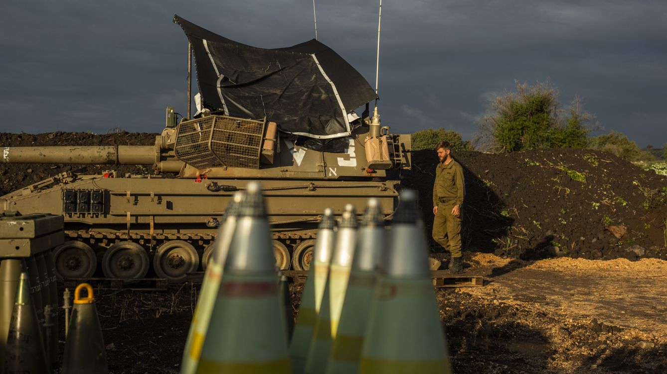 Foto: Un soldado de artillería israelí junto a un tanque en el norte de Israel. (Europa Press/Ilia Yefimovich/DPA)