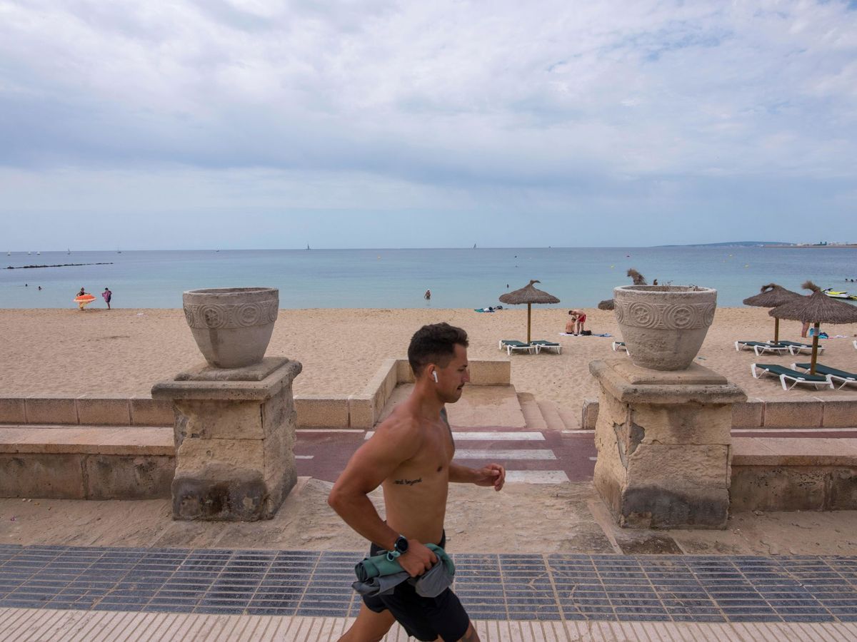 Foto: Un joven practica deporte en el paseo marítimo de la Playa de Can Pere Antoni de Palma. (EFE)