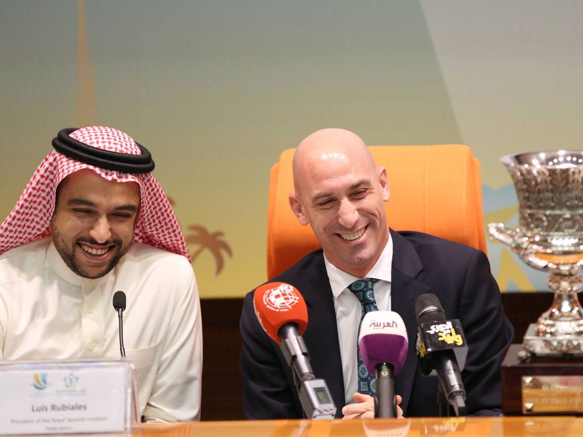 Foto: El presidente de la RFEF, Luis Rubiales, con el saudí Abdulaziz bin Turki Al-Faisal. (EFE)