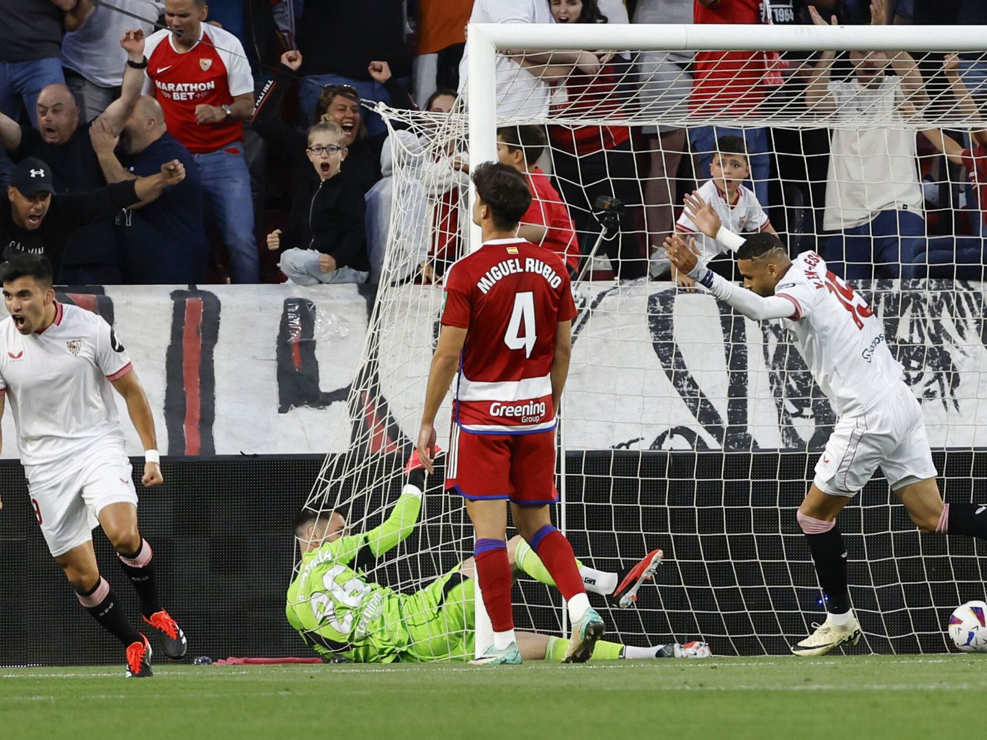 Marcos Acuña celebra su gol ante  el Granada (EFE/Julio Muñoz)