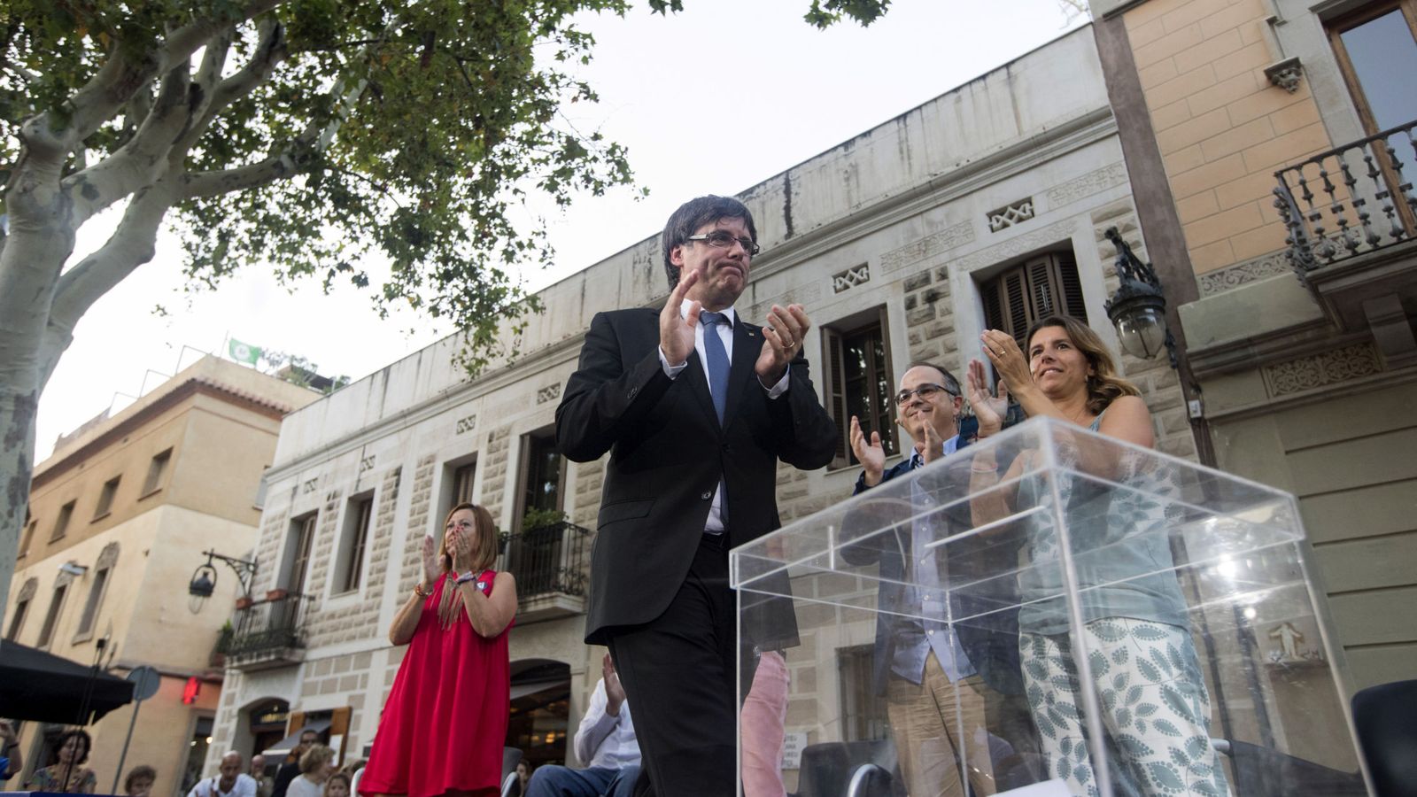 Foto: Carles Puigdemont (2i) durante el acto de campaña 'Sí al mejor país' en Barcelona. (EFE)