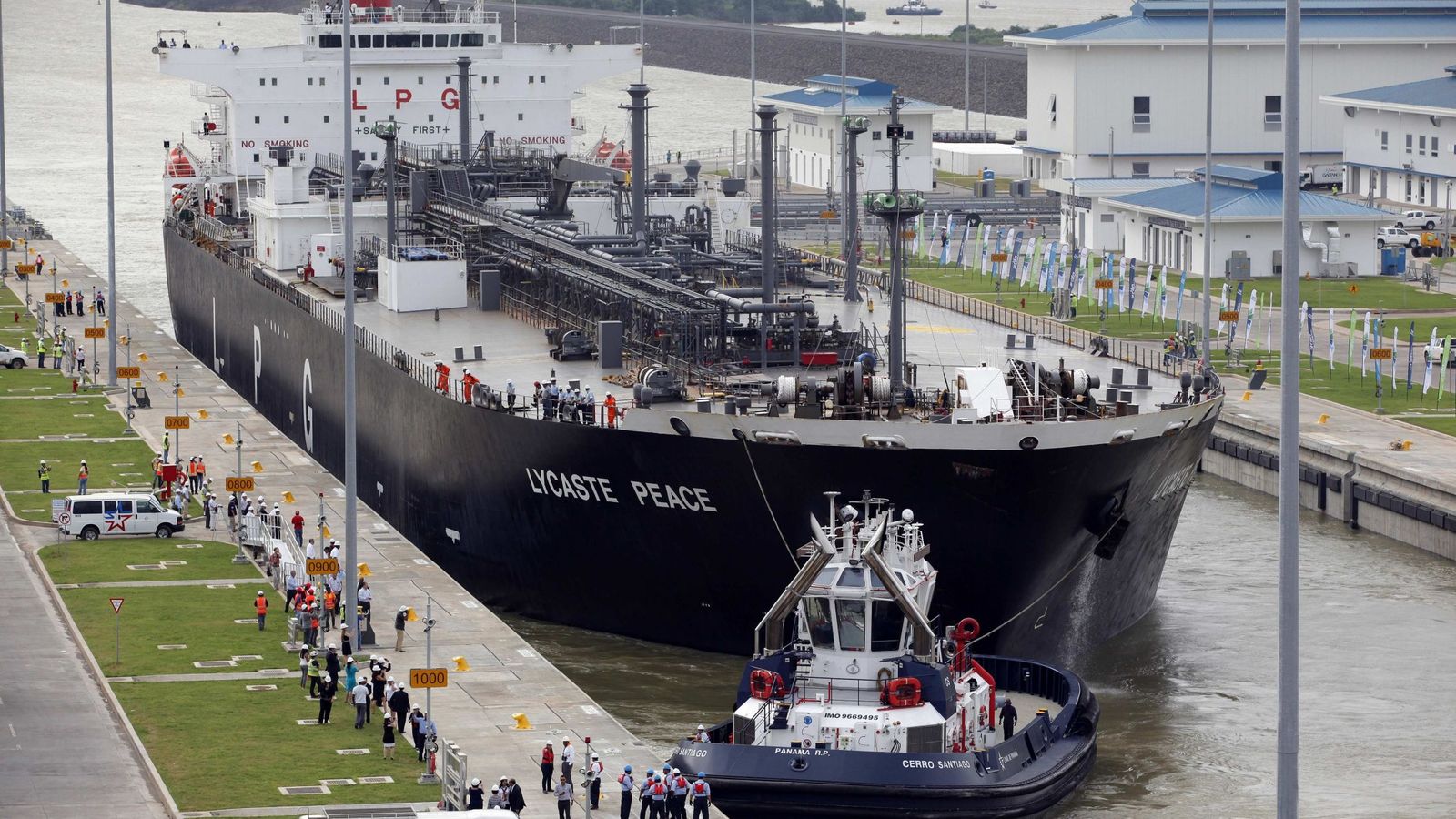 Foto: El buque Lycaste Peace cruza por la esclusa de Cocolí el lunes 27 de junio de 2016, en Ciudad de Panamá (Panamá)