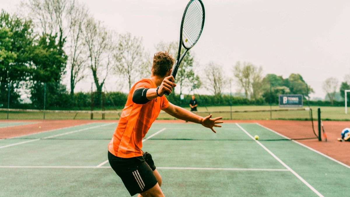 Para qué es bueno practicar tenis (y las posibles lesiones que debes vigilar)