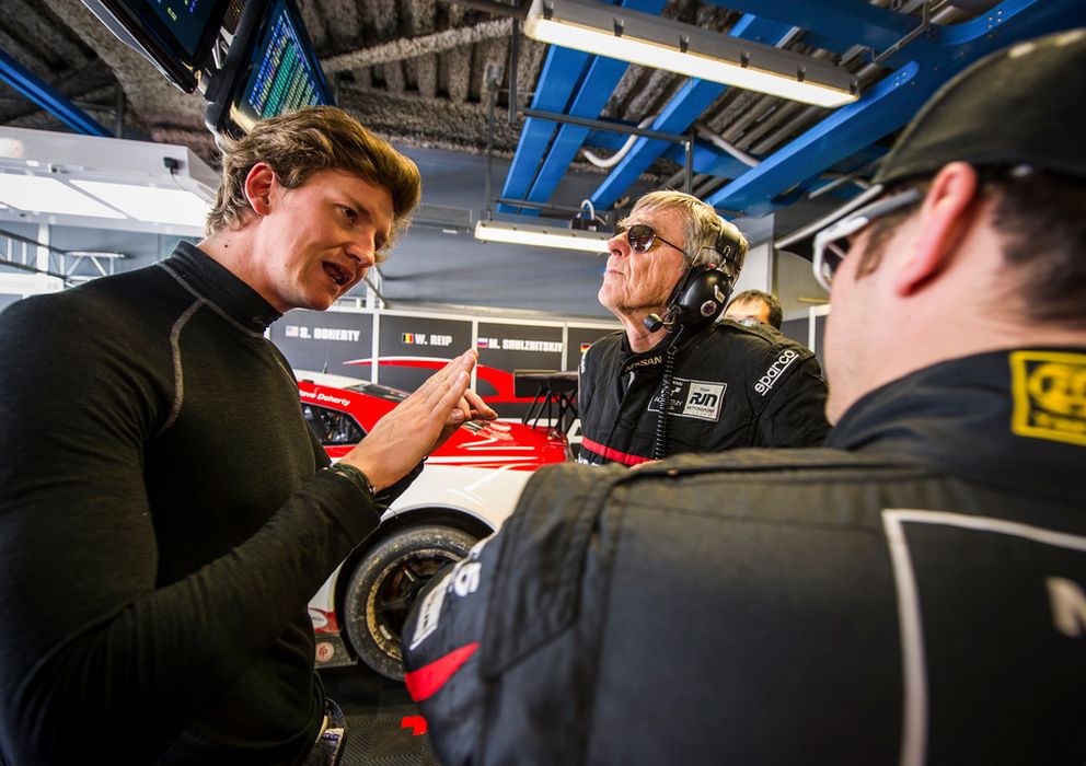 Foto: Lucas Ordóñez dando instrucciones en el FIA GT &amp;amp; Blancpain.