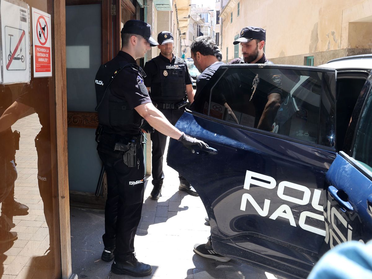 Foto: Agentes de la Policía Nacional con un detenido en imagen de archivo. (Europa Press/Isaac Buj)