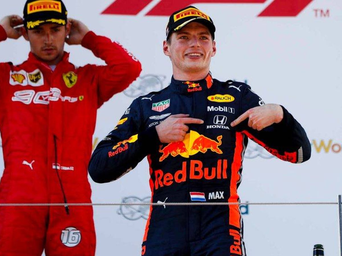 Foto: Max Verstappen se señalaba el logotipo de Honda en el podio del GP de Austria, algo que Honda valoró mucho (F1)