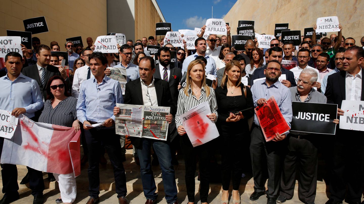 Periodistas durante la protesta tras el asesinato de Caruana Galizia, en La Valeta, Malta. (Reuters)