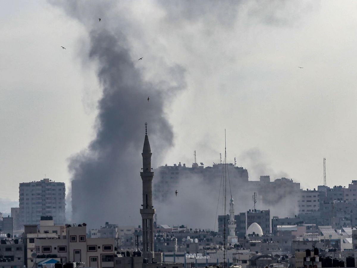 Foto: Vista de la columna de humo provocada por un ataque aéreo israelí en Gaza. (EFE)