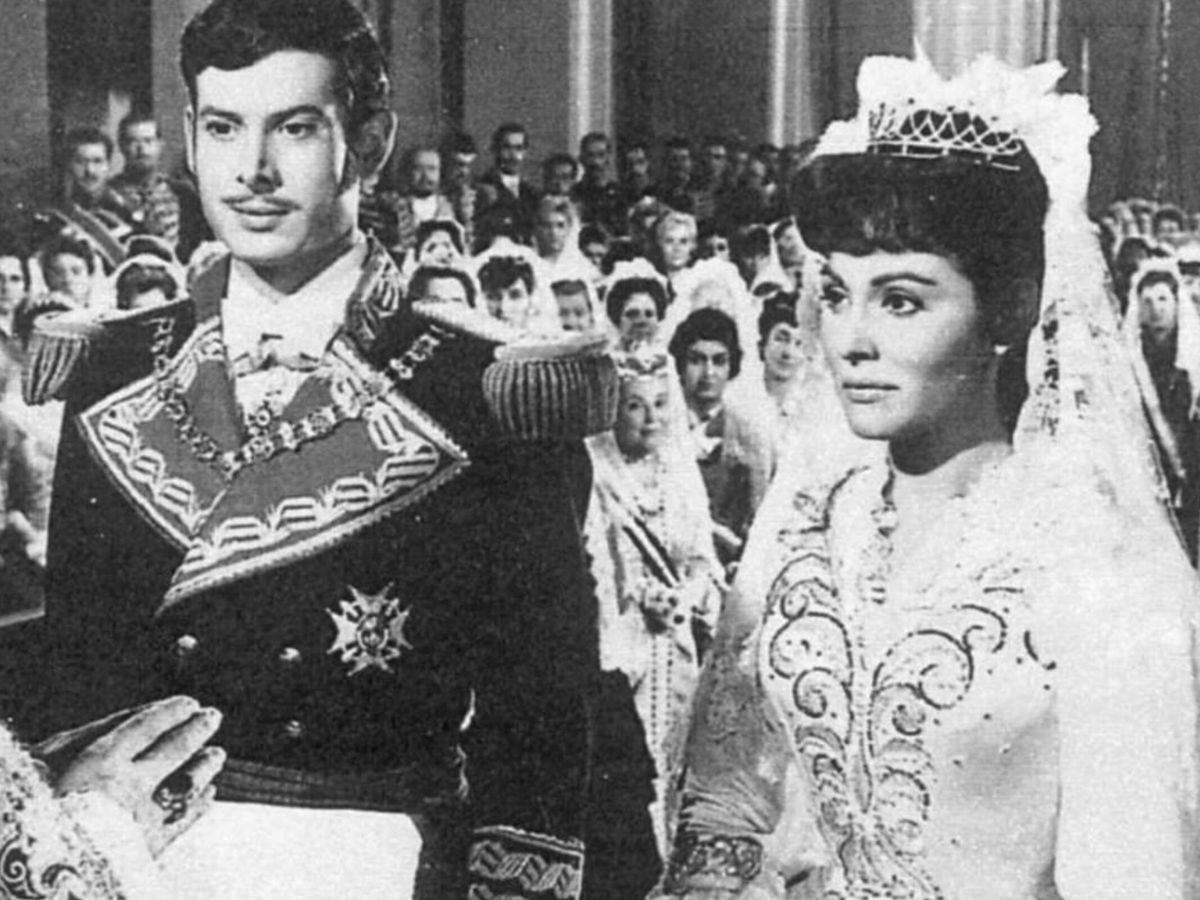 Foto: Vicente Parra y Paquita Rico, como los reyes Alfonso XII y María de las Mercedes en la película ¿Dónde vas Alfonso XII?, de 1952. (Pecsa Films)